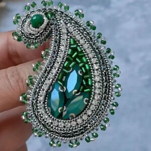 سنجاق سینه نگین‌دار طرح سنتی ترمه