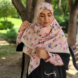 روسری زنانه – روسری گلدار پلیسه دار با لبه های کوتاه شده و پوشش دهنده بازو