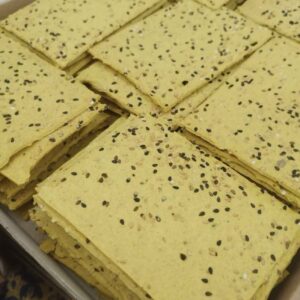 کراکر سنتی ایرانی با سبزیجات معطر و کنجد ۵۰۰ گرم