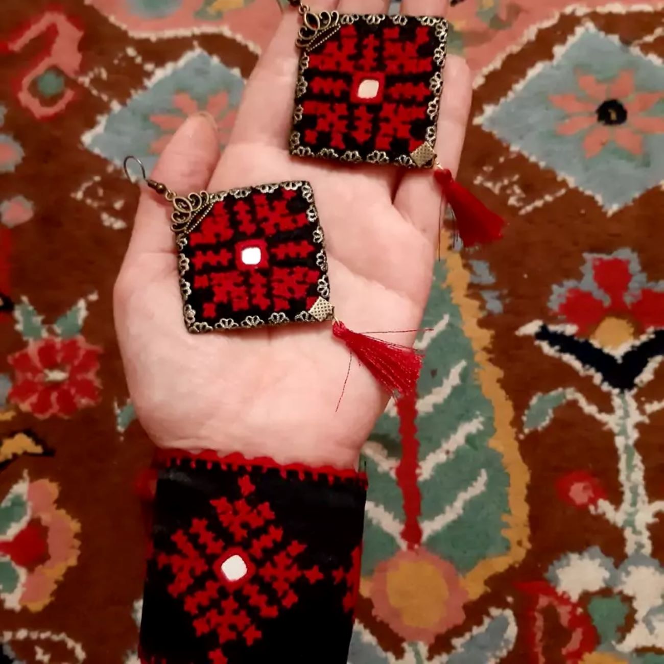 دستبند، گوشواره و پابند گلدوزی شده منحصر به فرد برای ظاهری شیک