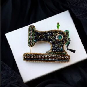 سنجاق سینه چرخ خیاطی قدیمی – یک اکسسوری هنری ماندگار برای خیاطان