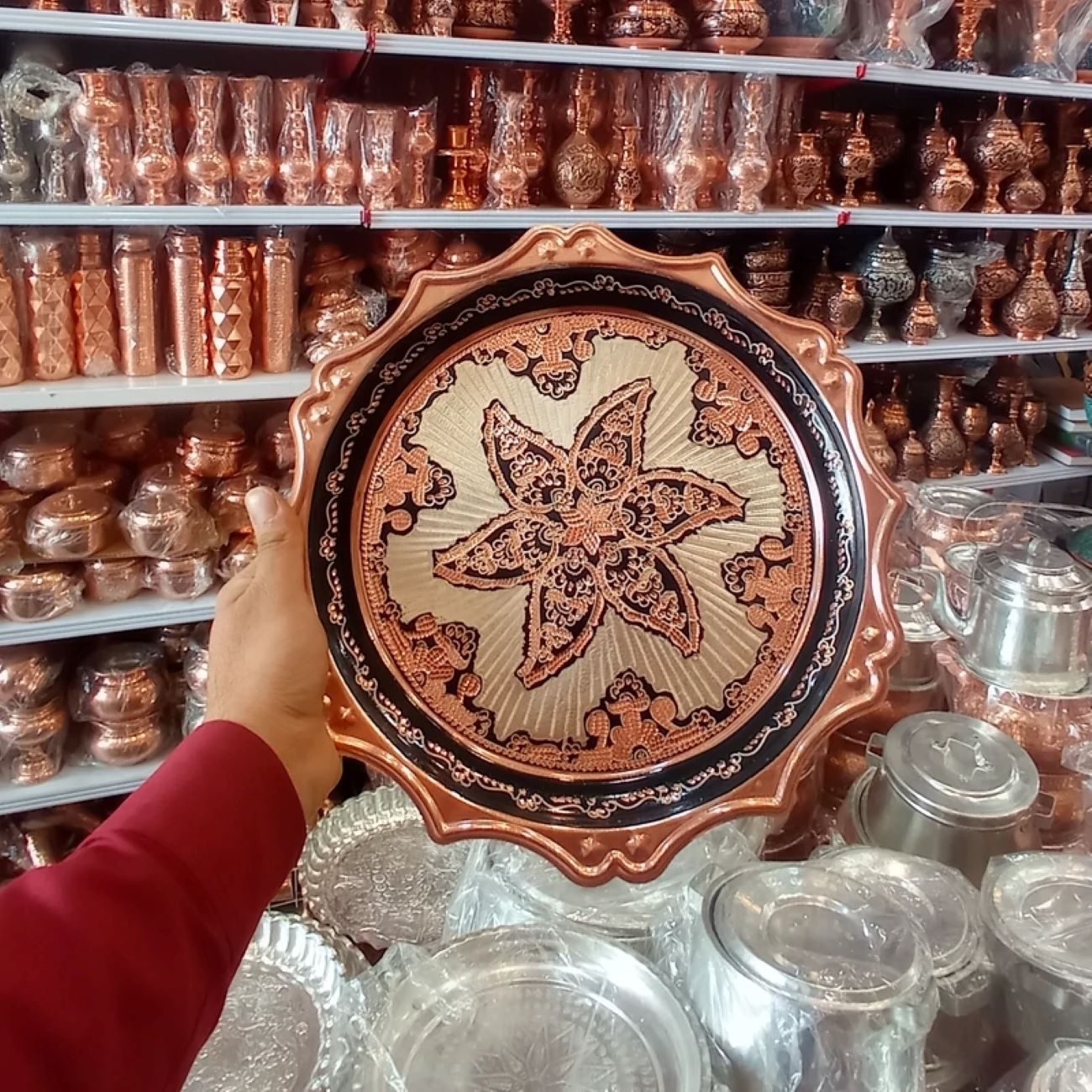 سینی پذیرایی مسی بزرگ – طرح ستاره با ملیلهکاری نقرهای
