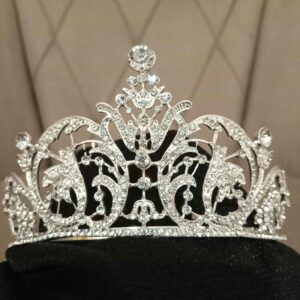 کمی درخشش تاج عروسی کریستالی – به عنوان بخشی از ویترین یا نکته جواهرات عروسی