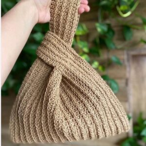 کیف دستی دستی رافیا – با دقت قلاب‌بافی شده برای ظاهری ظریف و شیک