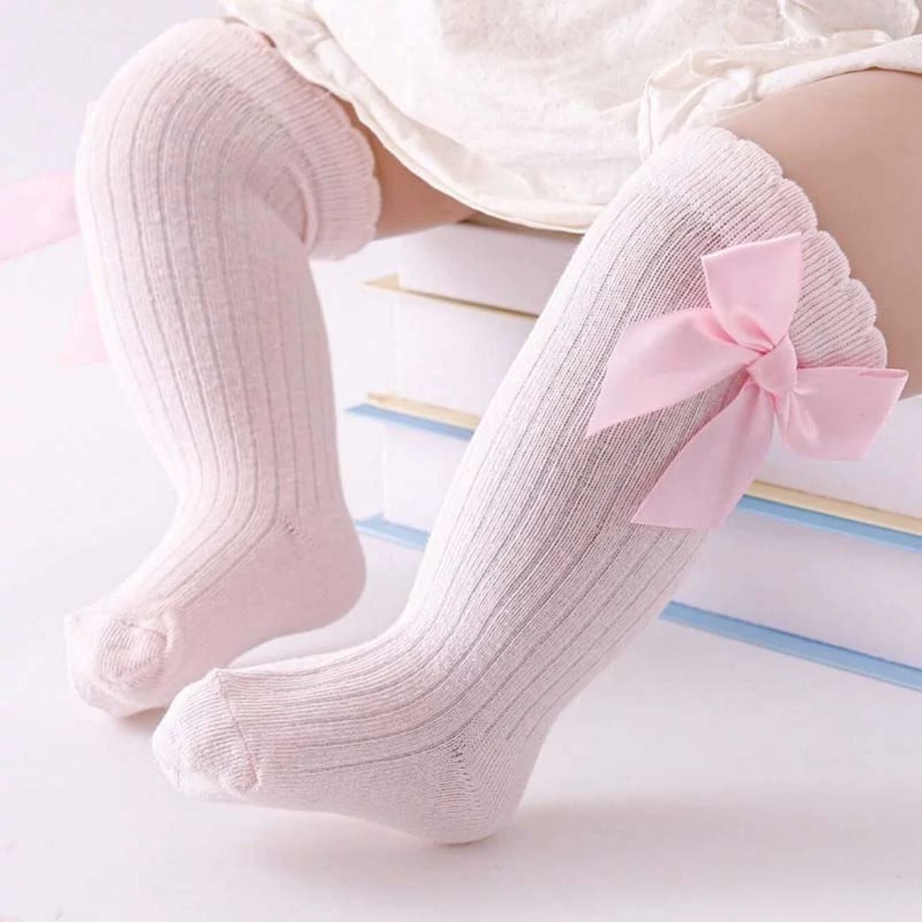 جورابهای دخترانه نوزادی با طرح پاپیون، برای گرم و راحت نگه داشتن پاهای کوچک در تمام طول روز طراحی شدهاند.