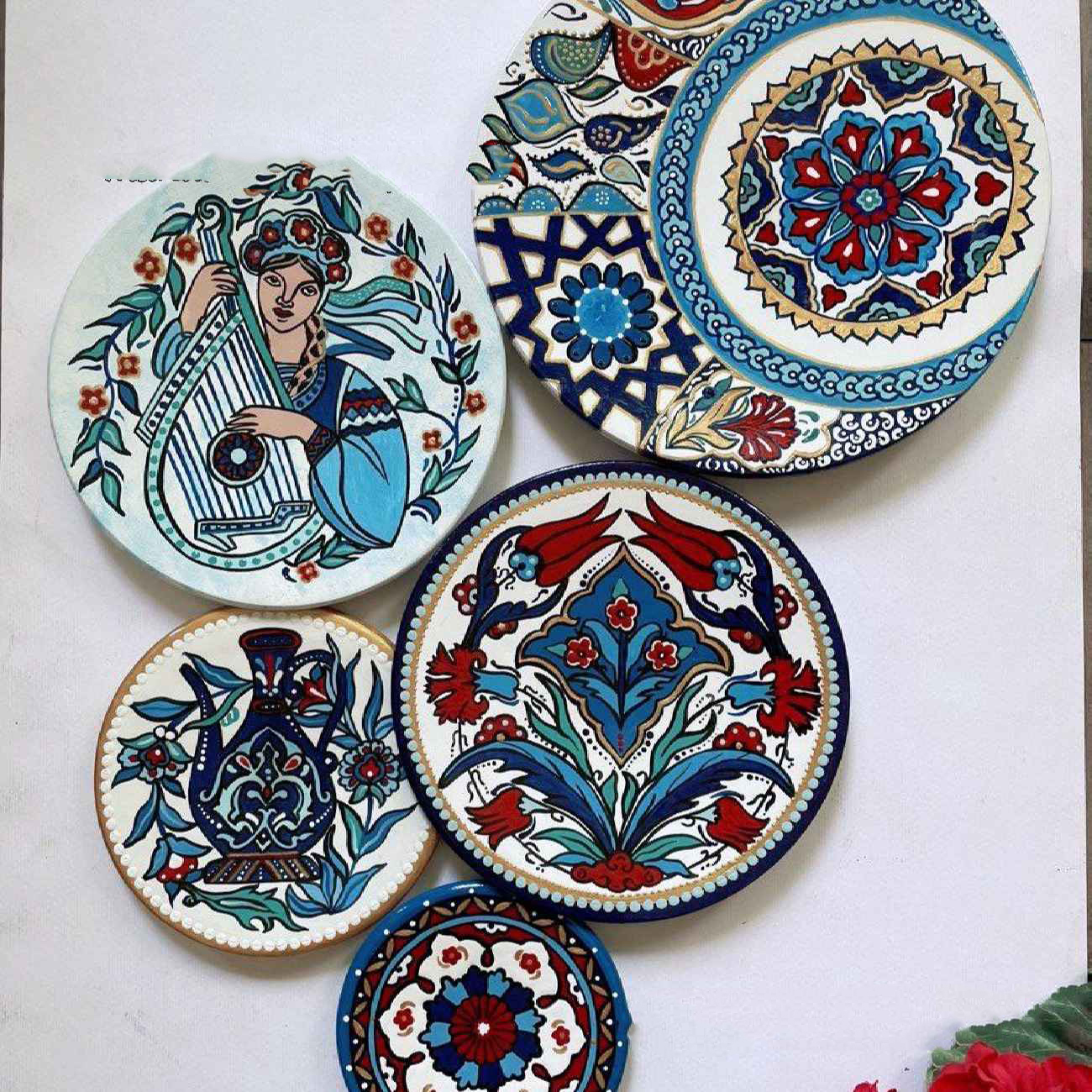 سرویس بشقاب سفالی تزئینی دستساز – طرح سنتی و هنری خانه (5 عدد)