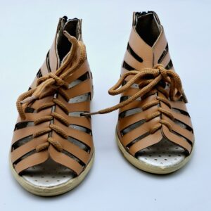 صندل‌های شیک چرم ورنی بچه‌گانه – طراحی راحت و در عین حال شیک