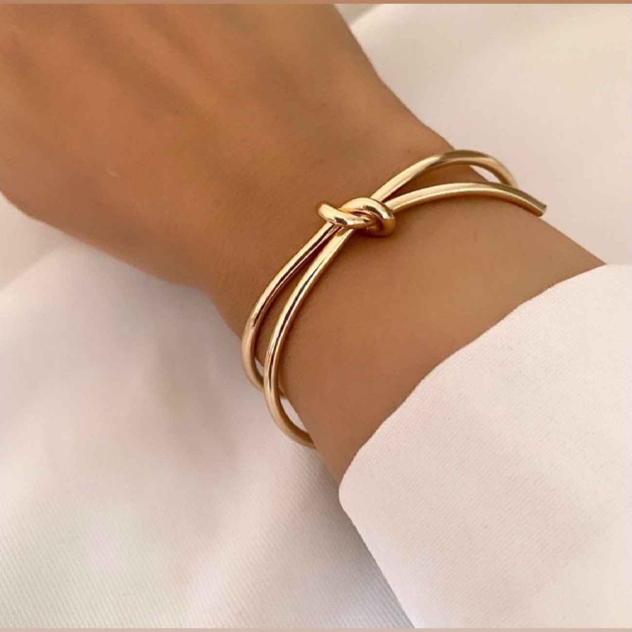 دستبند گرهای مینیمال – نماد قدرت و ارتباط برای لحظات خاص