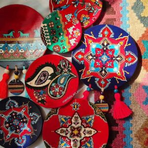 بشقاب‌های تزئینی ایرانی – مجموعه هدیه سفالی دست‌ساز با الهام از میراث ایرانی (7 عدد)