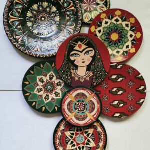 مجموعه بشقاب سفالی الهام گرفته از هنر ایرانی – نقوش پیچیده نقاشی شده با دست (8 عدد)
