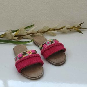 دمپایی مکرامه شیک، انتخابی ایده‌آل برای مهمانی و دورهمی با طرح گل به رنگ صورتی