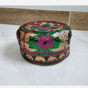 کلاه سنتی پولک‌دوزی شده – مناسب برای جشن‌ها و مهمانی‌های شبانه