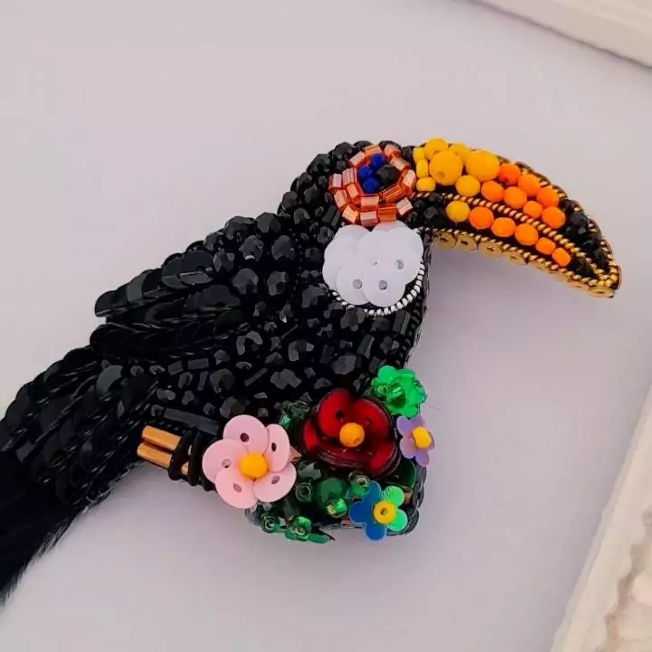 سنجاق سینه توکان مهره‌ای، برازنده و منحصر به فرد
