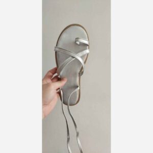 صندل راحت بنددار گلادیاتور – طراحی شیک و بادوام به رنگ نقره‌ای