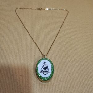 گردنبند برنجی رزینی دو طرفه – یک طرف حسبی الله و طرف دیگر آیه بسم الله