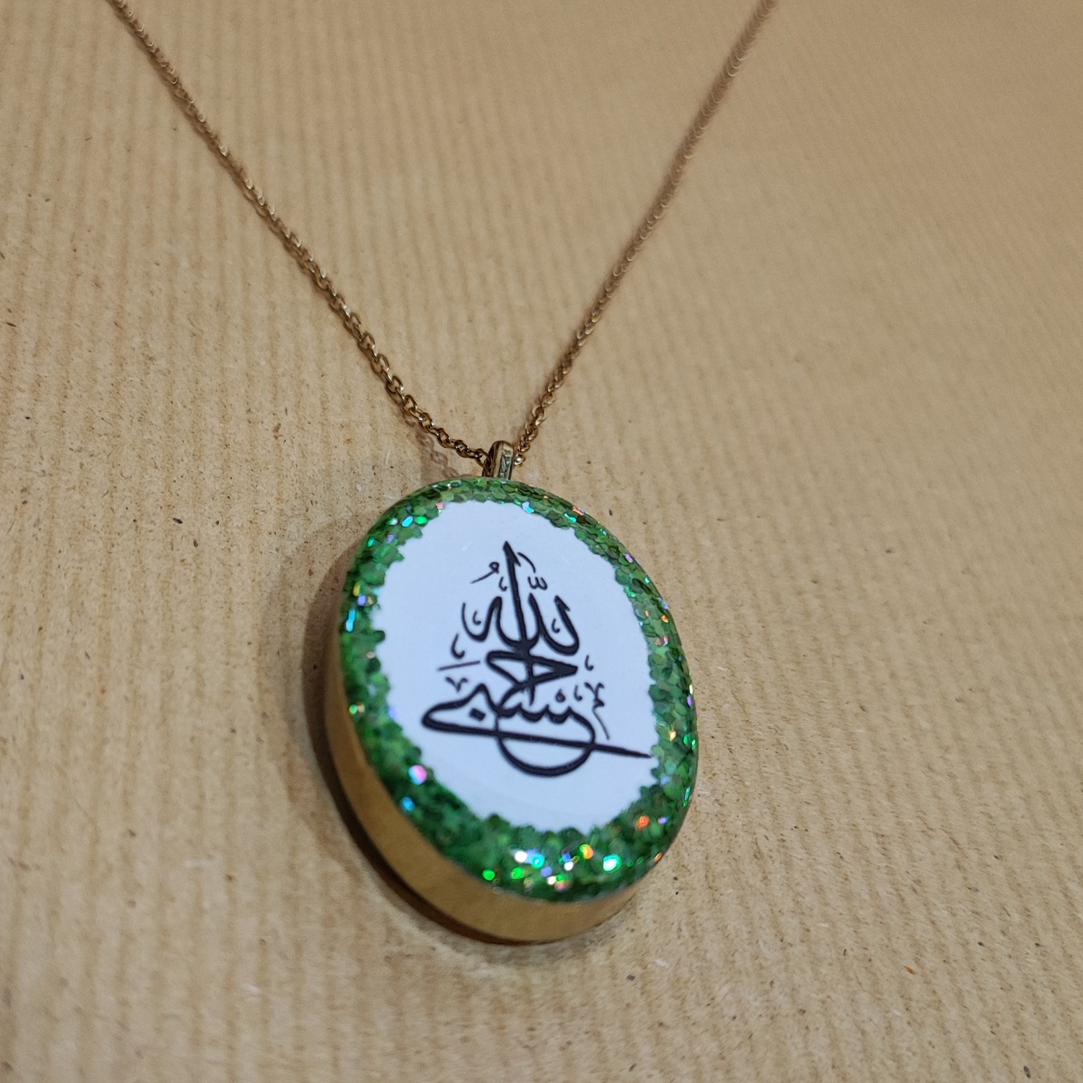 گردنبند برنجی رزینی دو طرفه – یک طرف حسبی الله و طرف دیگر آیه بسم الله