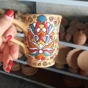 ماگ سفالی لعاب‌دار میناکاری شده – ماگ دست‌ساز بی‌نظیر برای چای یا قهوه
