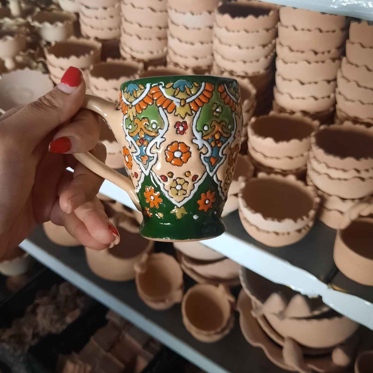 ماگ سفالی لعابدار میناکاری شده – ماگ دستساز بینظیر برای چای یا قهوه