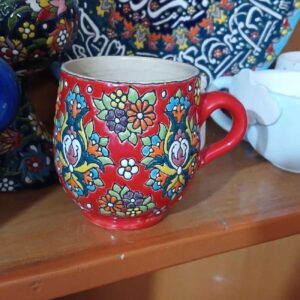 ماگ قهوه دست‌ساز – سفال لعاب‌کاری شده، با طرح گل به رنگ قرمز