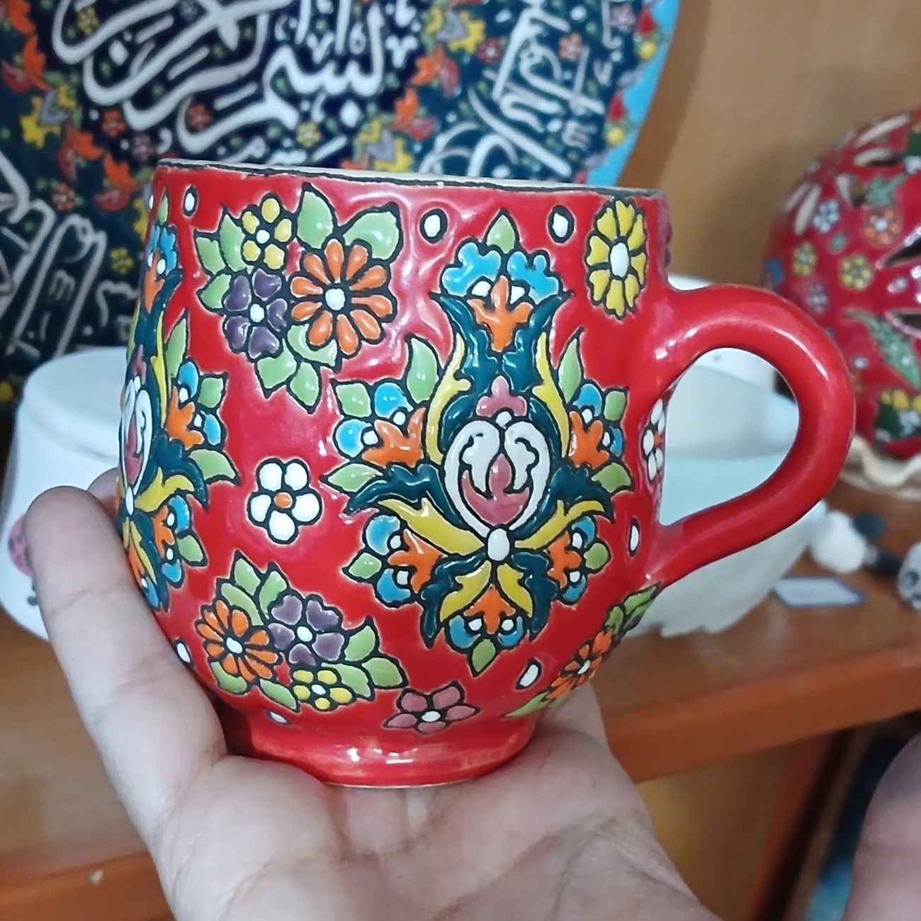 ماگ قهوه دست‌ساز – سفال لعاب‌کاری شده، با طرح گل به رنگ قرمز