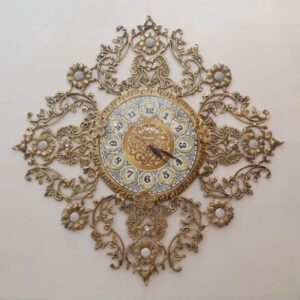 ساعت دیواری برنجی لوکس با تزئینات ظریف گلدار