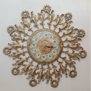 ساعت دیواری برنجی با الهام از سبک قدیمی – افزودن جلوه‌ای از میراث به هر فضایی