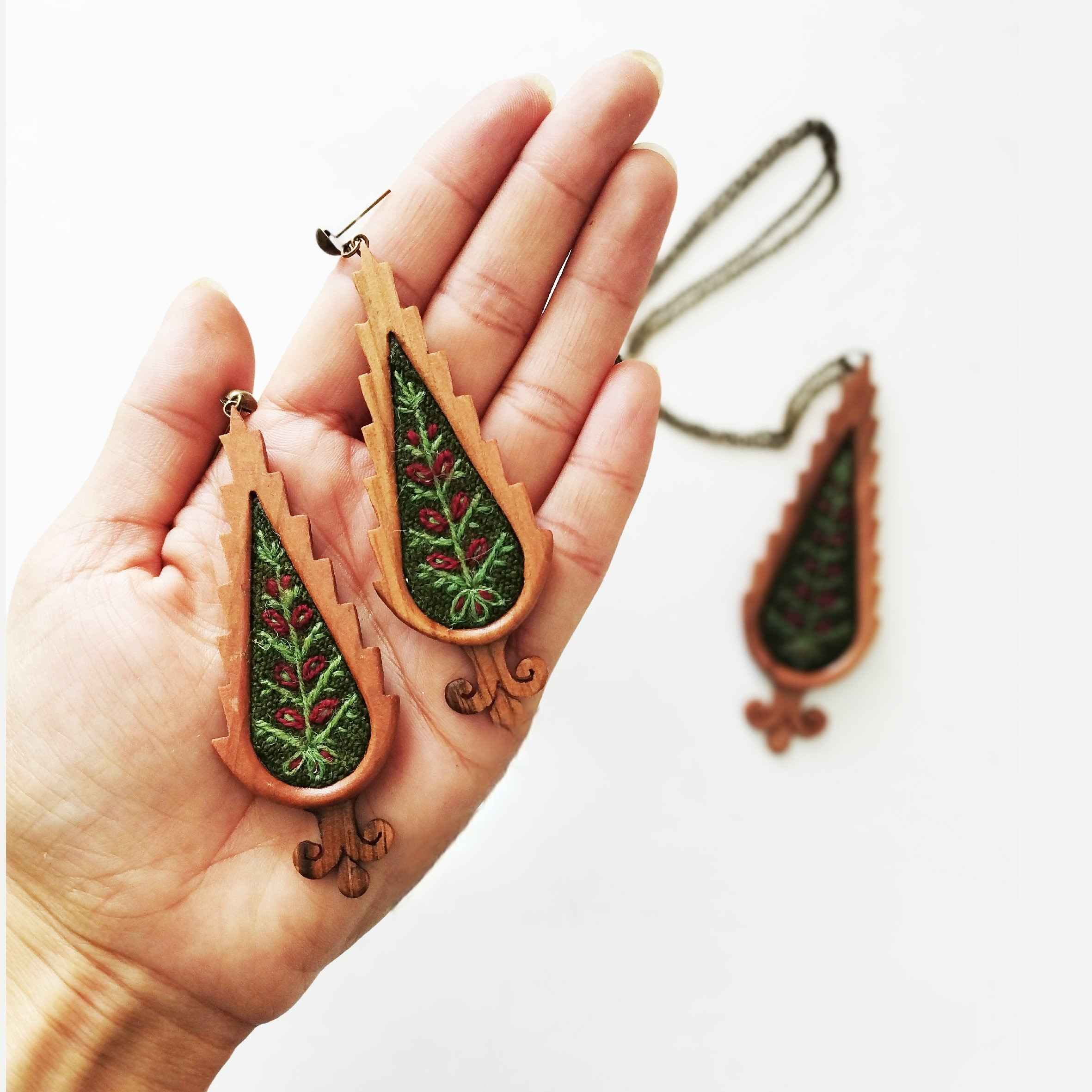گوشواره چوبی دستساز زنانه با پته دوزی سنتی